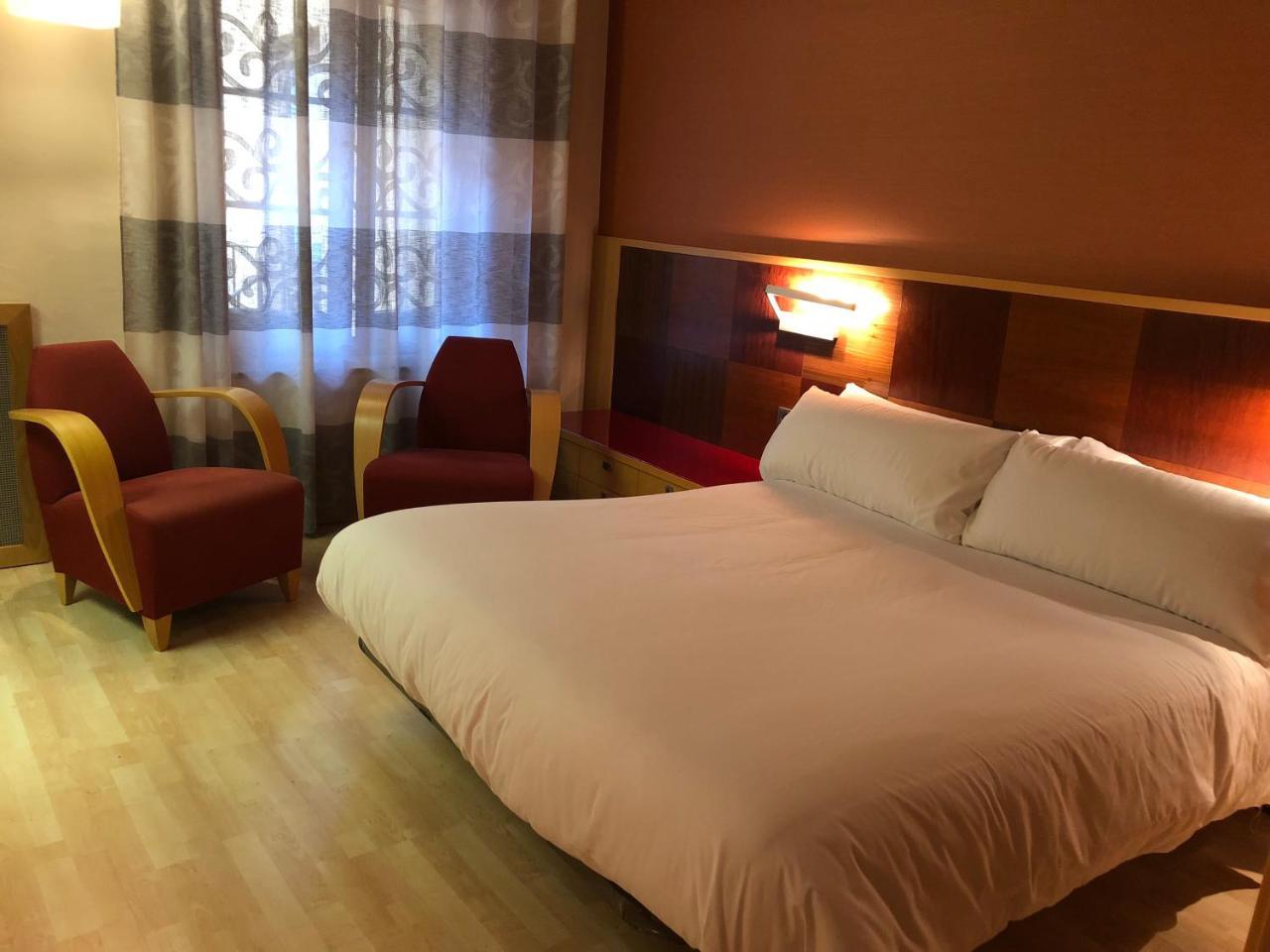 Hostal De La Gloria Viladrau Bagian luar foto