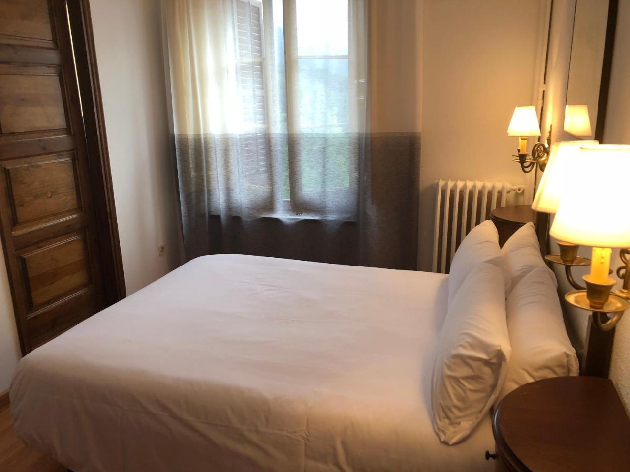 Hostal De La Gloria Viladrau Bagian luar foto